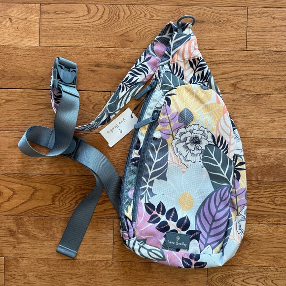 Vera Bradley NWT Lighten Up Essential Compact Sling - Picture 1 of 7